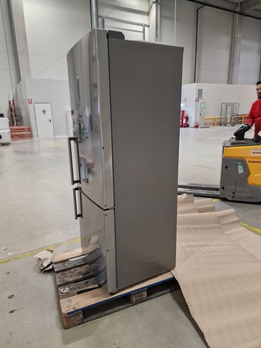 Vând frigider LG.  Prețul este negociabil