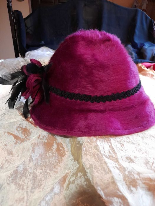 Palarie dama fetru de lana roz fuxia model retro, cu pene, eleganta