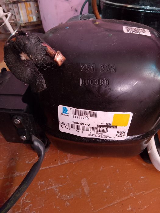 Компрессор на холодильник.