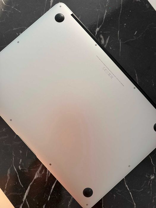 Vând MacBook Air 13