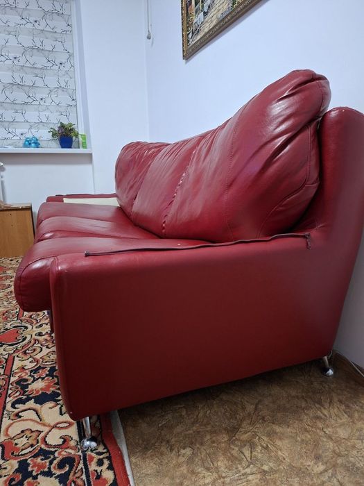 Диван кожаный  крепкий