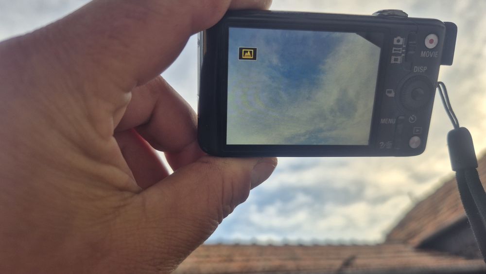 Cameră foto SONY în stare perfectă de funcționare fără zgârieturi impecabila vine însoțită de două baterii husa de protectie etc