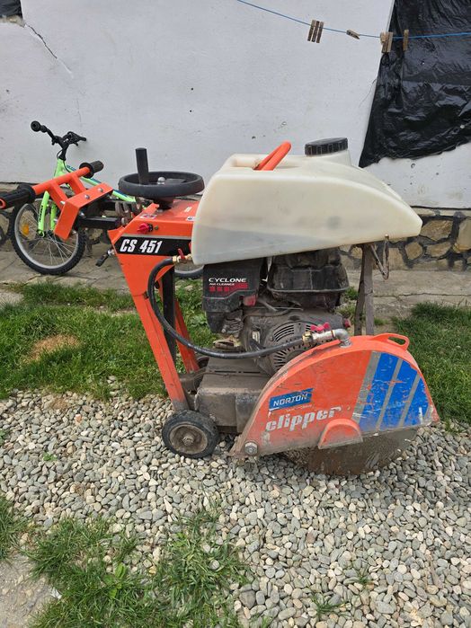 Închiriez masina de asfalt,placa compactoare,compactor si drujba de asfalt