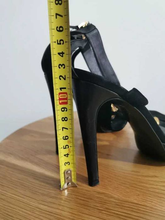 Sandale FENDI negre cu toc înalt și lanț auriu-Made in Italy