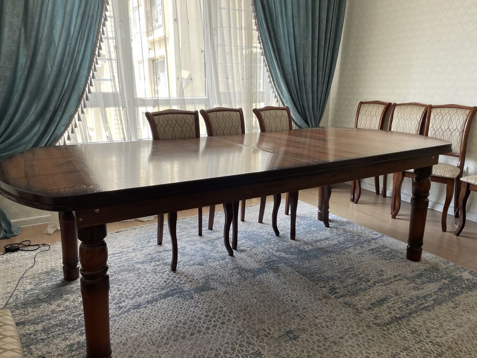 Стол и стулья в комплекте