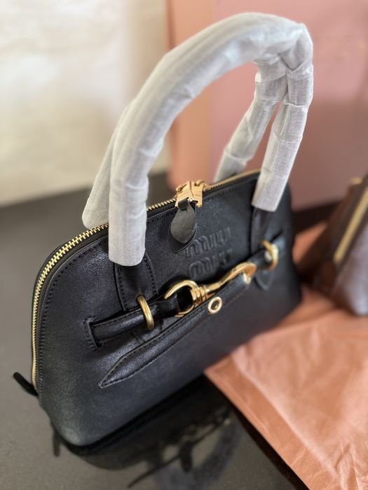 Miu miu чанта 299лв ест.кожа пълен комплект