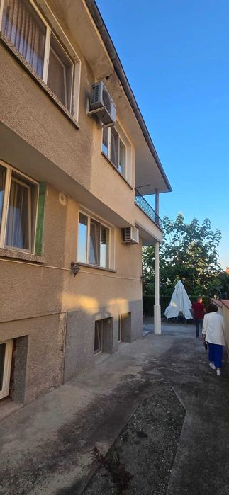 Продава триетажна къща-близнак в с. Равда