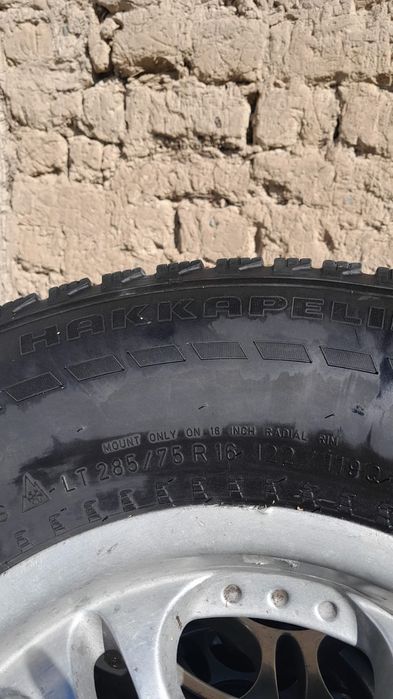 Шины с дисками от Ниссан Патрол.