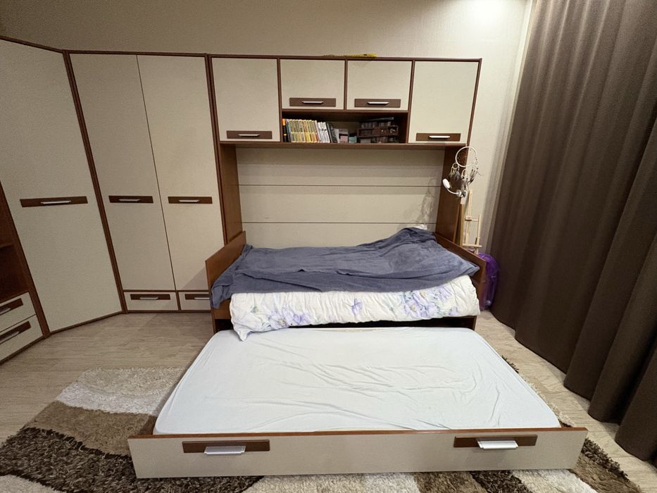 Продаю гарнитур, шкафы, стол