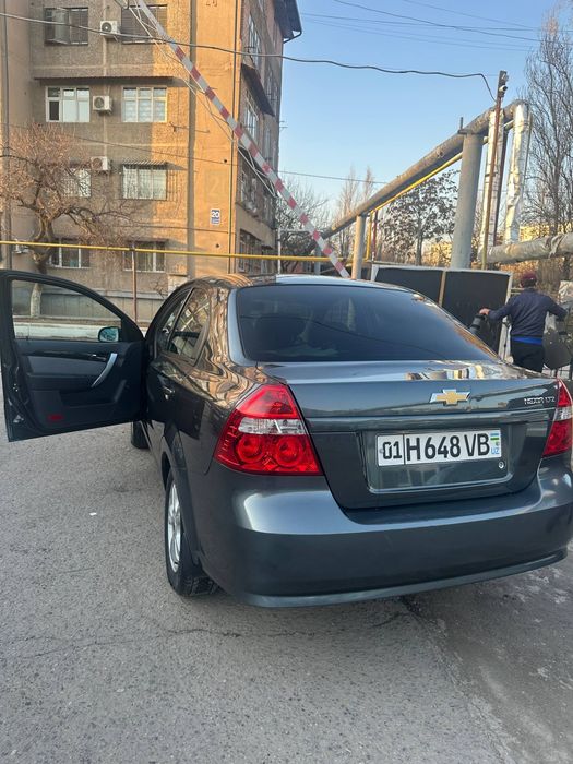 Nexia 3 avtomat, mokriy asfalt