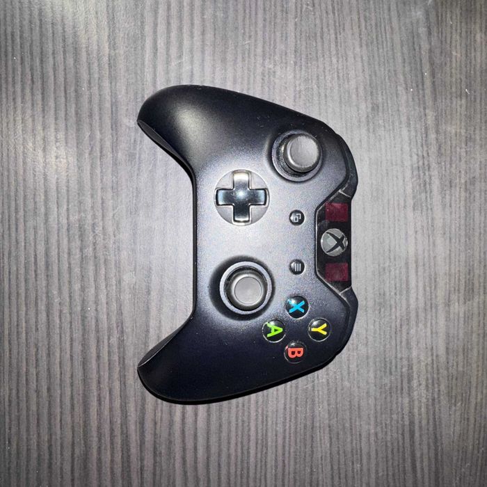 Xbox One + 3 игри + 1 оригинален джойстик