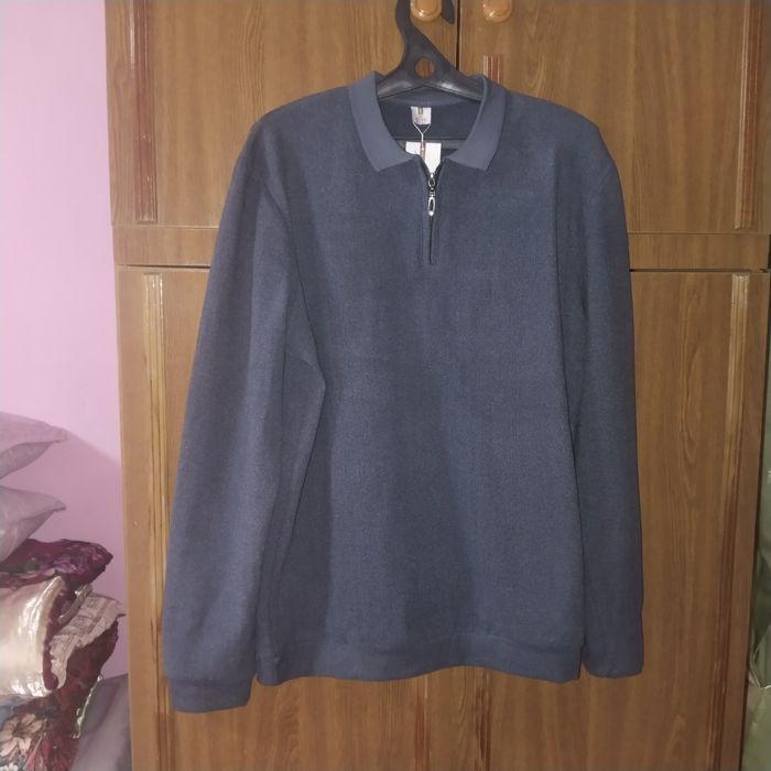 Продам свитер новый