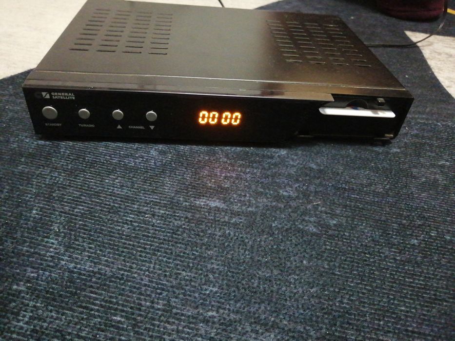 Продам тюнер три колор