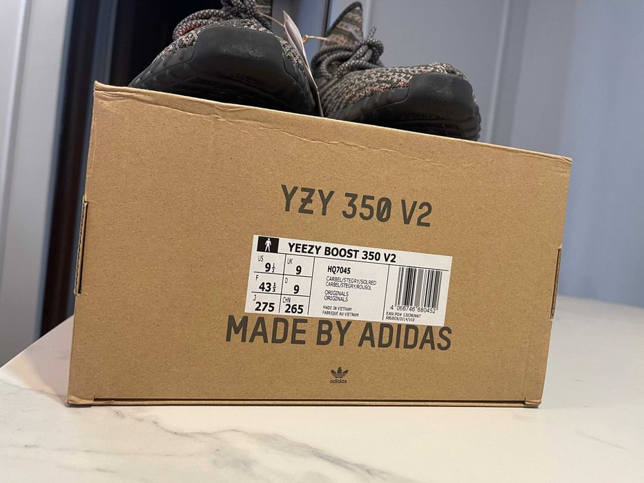 Vând Yeezy Boost 350 V2 Carbon Beluga - număr 43 1/3