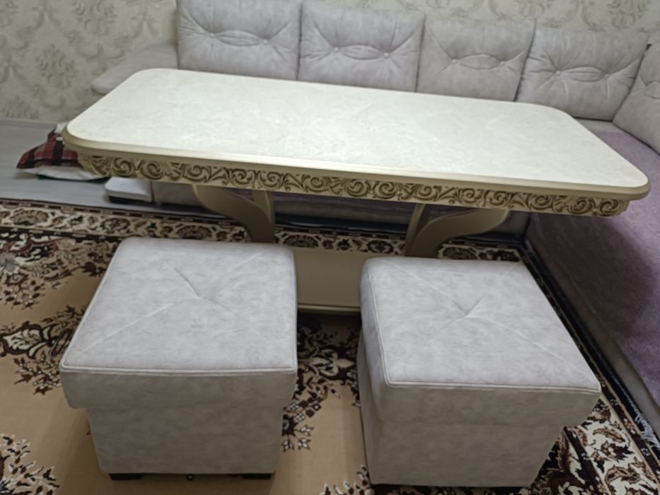 Продаётся гостиный стол