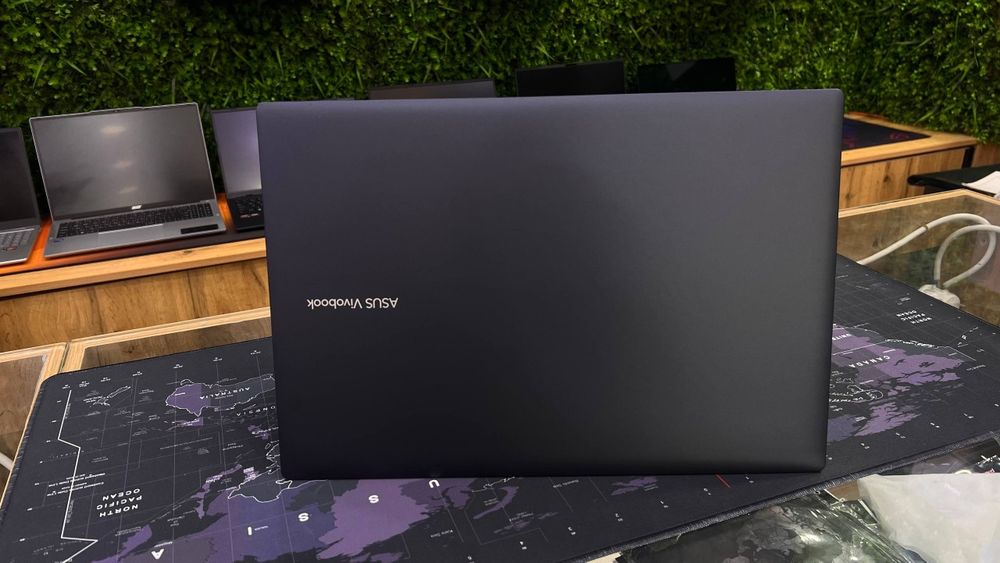 Asus Vivobook M18