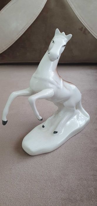 Bibelou din porțelan fin de calitate ,,Cal nărăvaș", fabricat de Cero