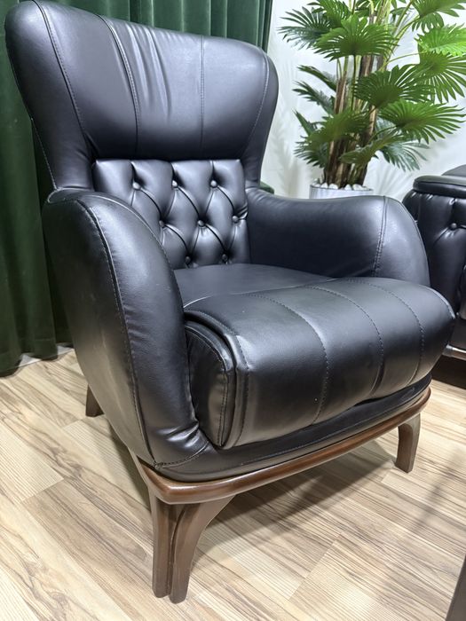 Divan kreslo kojanniy qora rangda