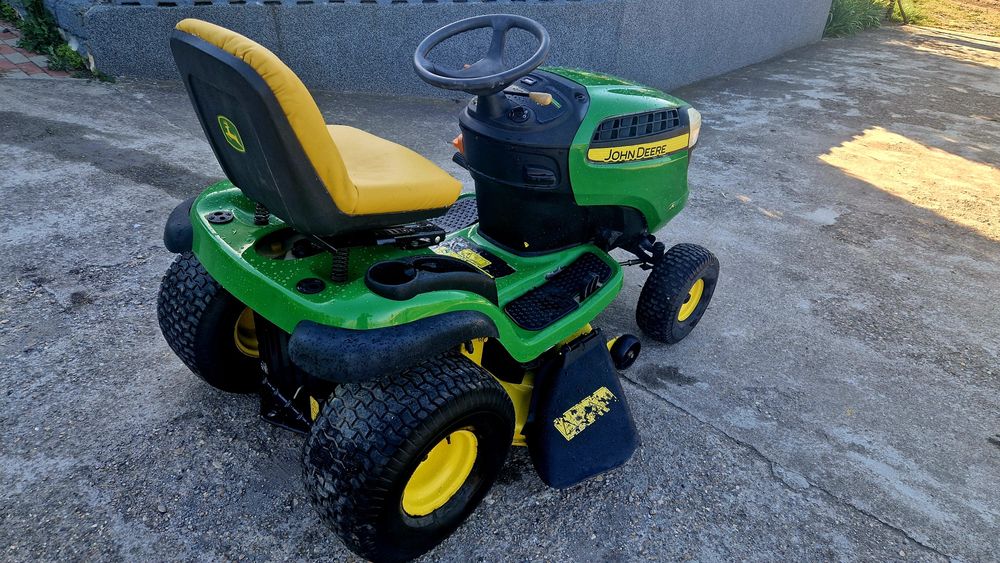 Tractoras tuns gazon John deere X145