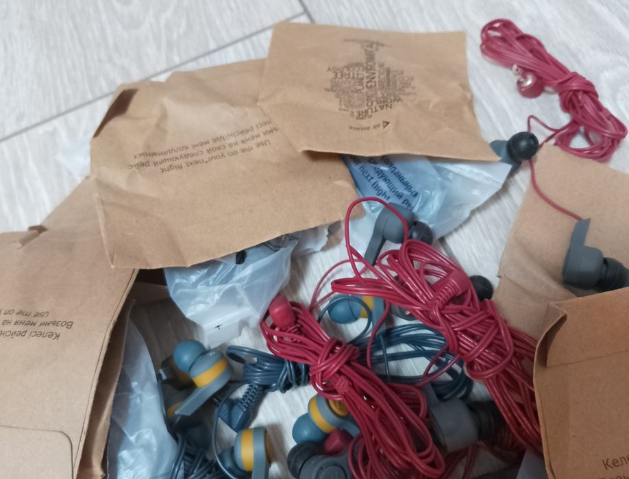 Карманные проводные наушники.