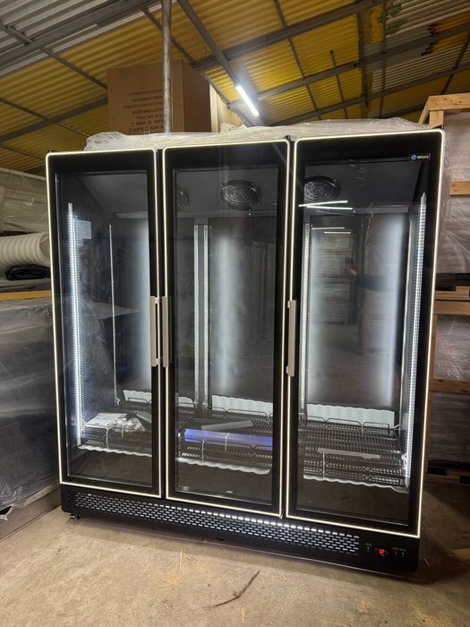 Vitrină frigorifică 3 uși Full Black 1600L