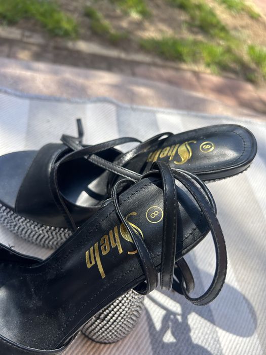 Високи черни токчета с камъни