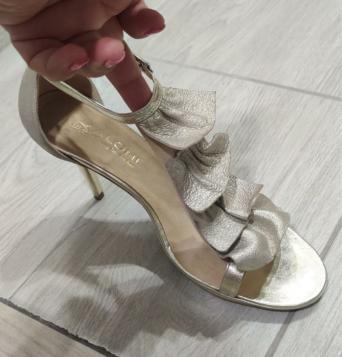 Sandale de dama elegante. 90 lei. Măsura 37 și 39
