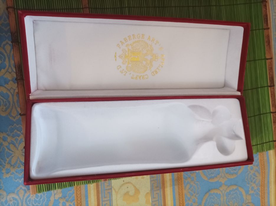 Кутия от руска водка и кутии от уиски