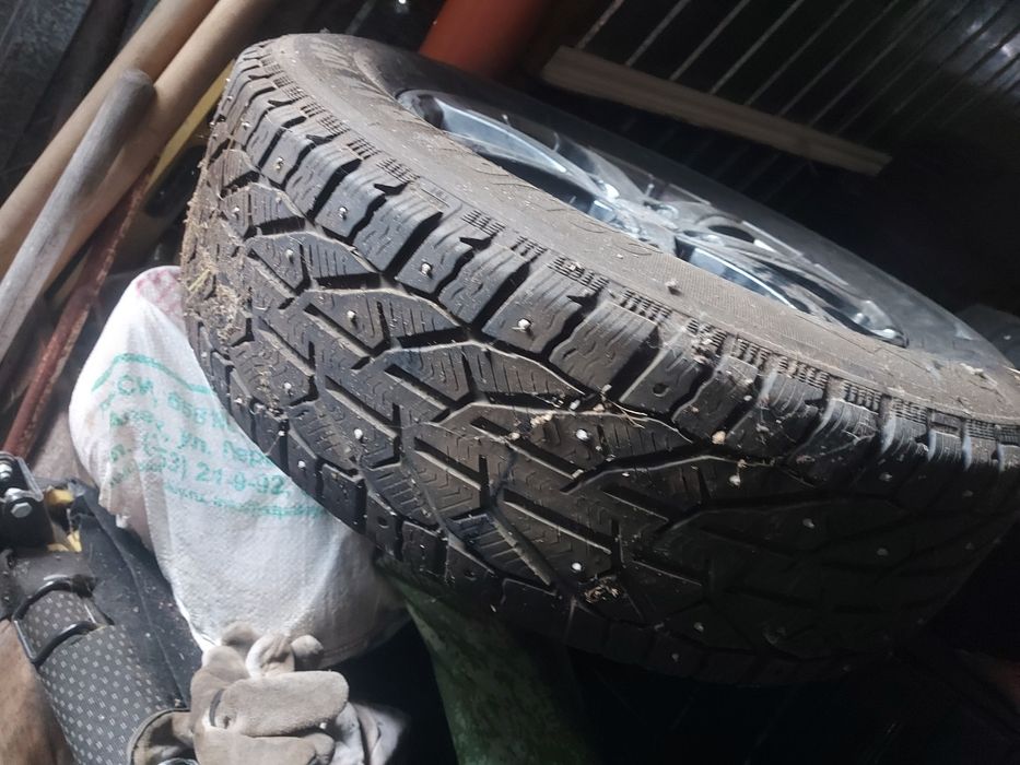 Продам резину шипованную с дисками