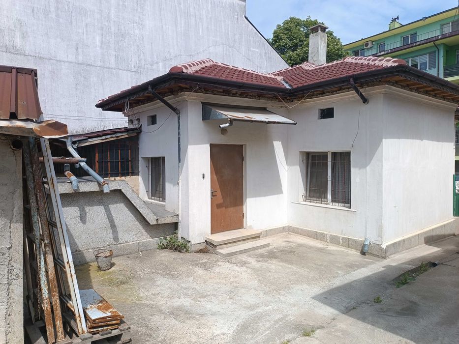 Продава се къща в района на  ХГ  " Св. св. Кирил и Методий "