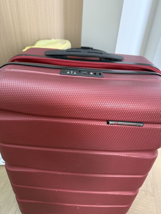 Чемодан дорожный