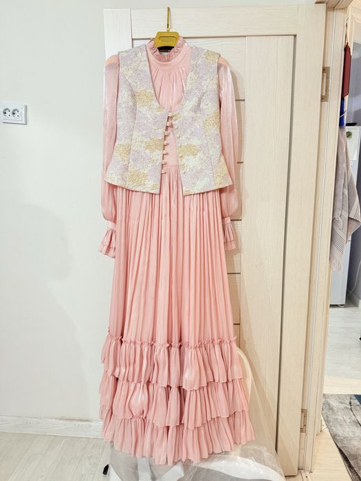 Киімдер сатылады