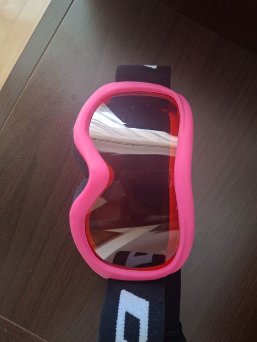 Vand o pereche de ochelari de ski