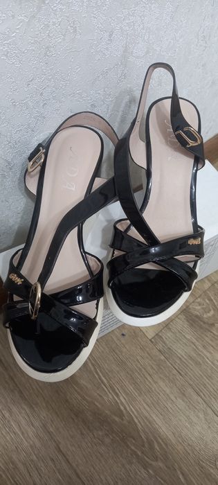 Продам босоножки