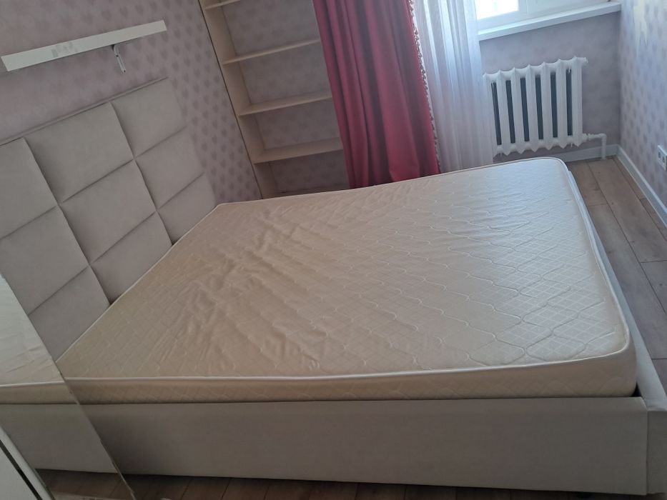 Продам двухспальную кровать с матрасом+тумба