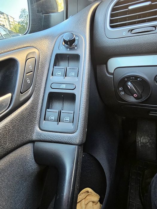 VOLKSWAGEN Golf 2011 — imagine 4