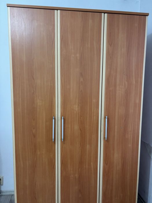 Dulap in 3 usi in stare buna