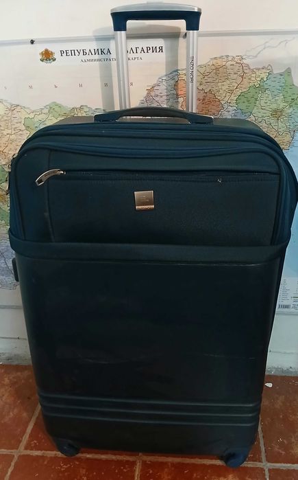 Куфар голям твърд с дръжка на колела