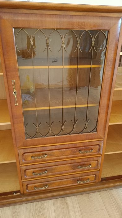 Старинен шкаф - много красив!