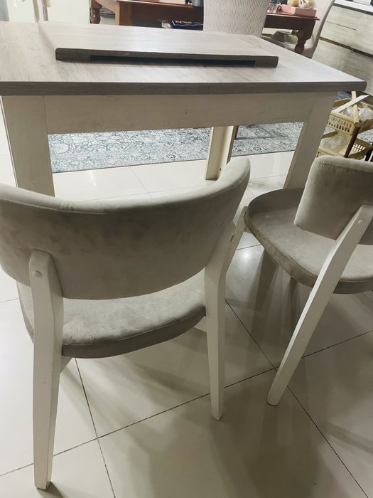 Кухлнный стол со стульями