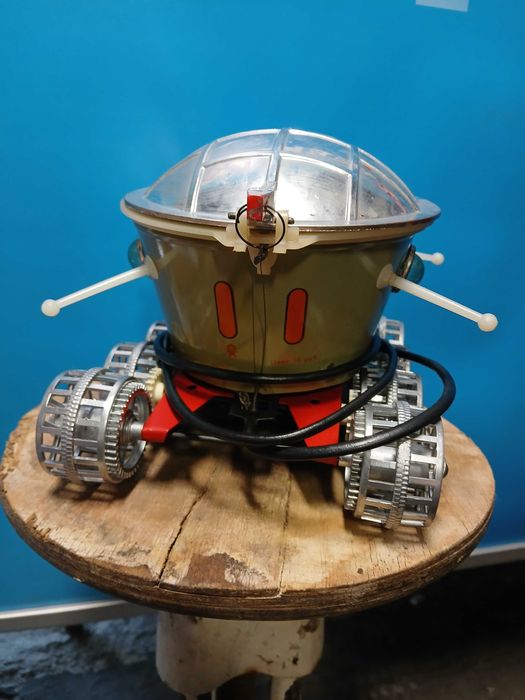 Стара СССР играчка луноход.