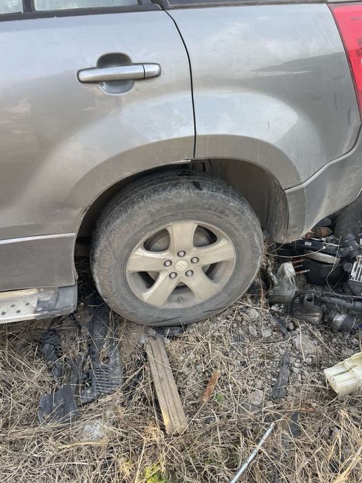 Продавам сузуки гранд витара на части 1.9д и 2.0бензин !