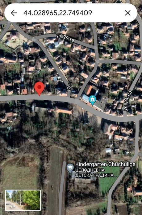 Двор със стара къща близнак