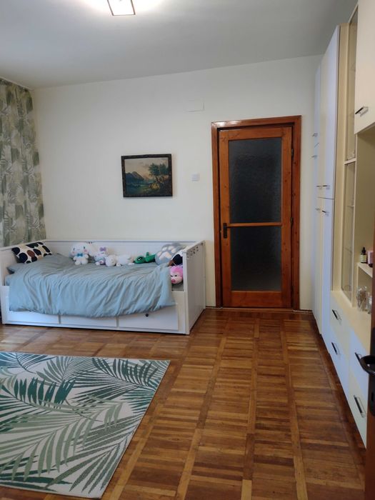 Vând urgent apartament 2 camere etaj 1,semidecomandat, micro 1