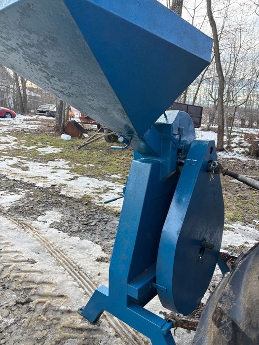 Moara cu ciocanele dupa tractor