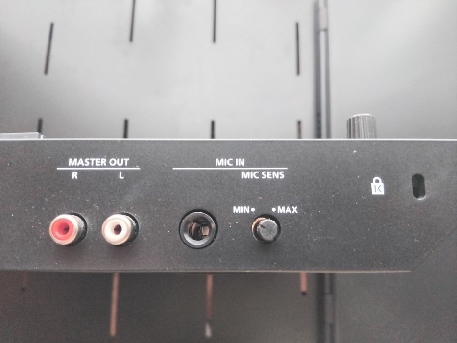 Se vinde consolă roland dj 202