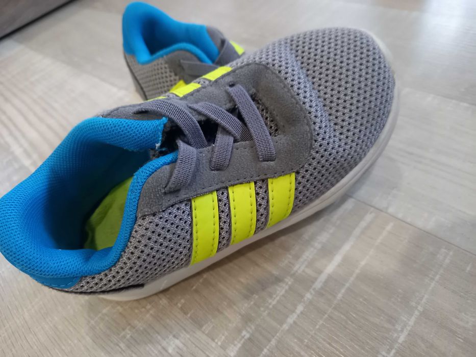 маратонки и сандали