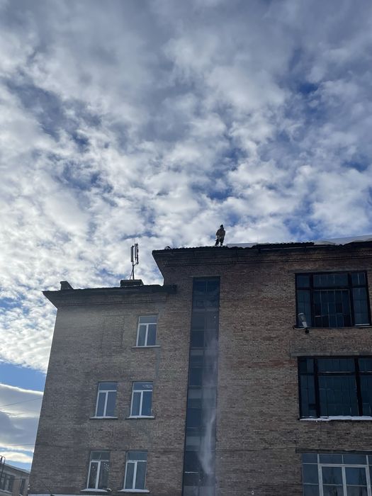 Чистка снега с крыш.