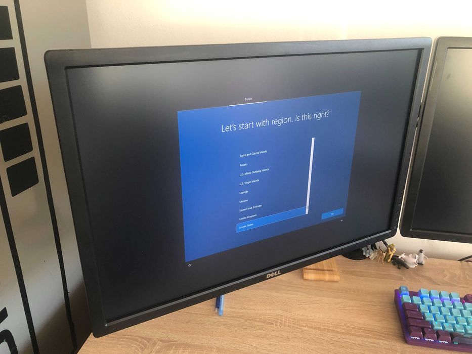 Dell P2414Hb - 2 монитора закачени на една регулируема стойка