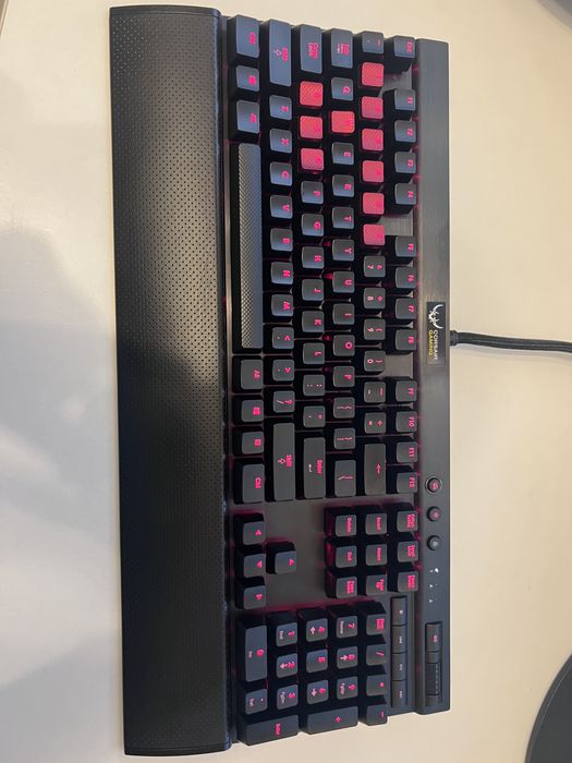 Механична геймърска клавиатура CORSAIR Gaming K70 Cherry MX Red Gaming